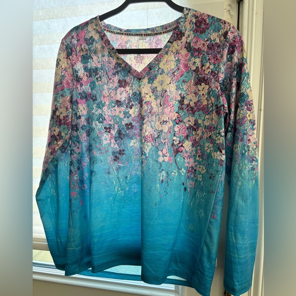 Tops - Women's Floral V neck Long Sleeve Tee